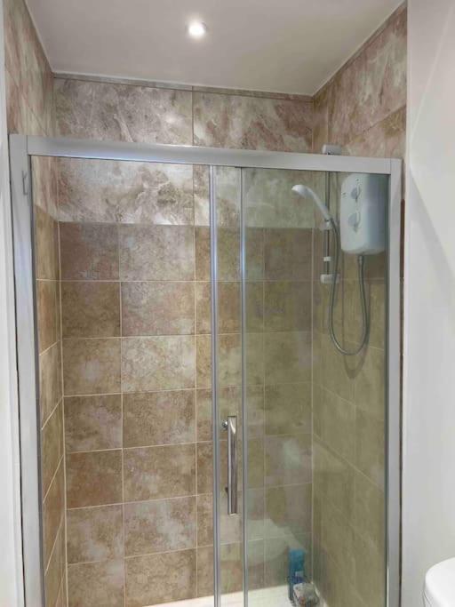 Newly Built Large Garden Ensuite Guest Studio Borehamwood Exterior photo