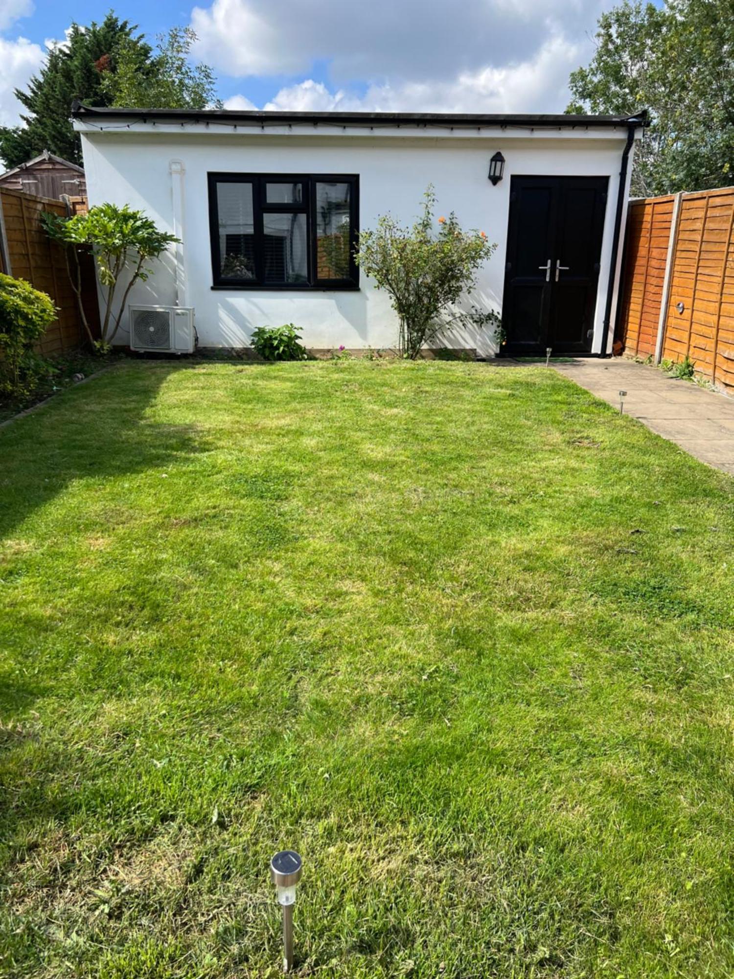 Newly Built Large Garden Ensuite Guest Studio Borehamwood Exterior photo