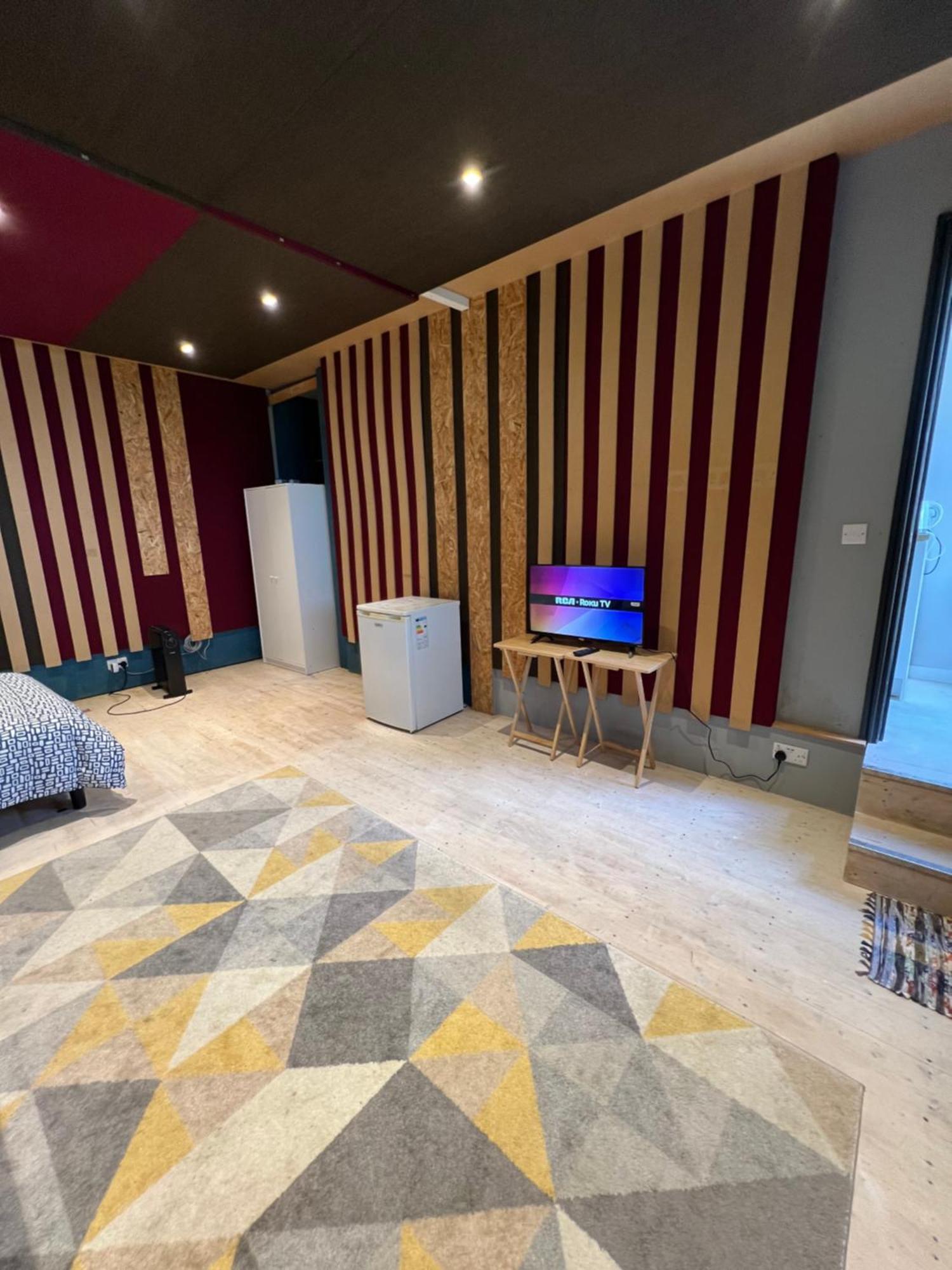 Newly Built Large Garden Ensuite Guest Studio Borehamwood Exterior photo